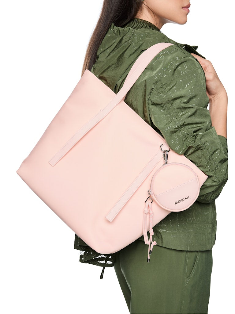 תיק כתף בגודל בינוני, עשוי חומר דמוי עור.עיצוב קלאסי, עם ידיות ארוכות, תא פנימי, סגירה באמצעות רוכסן, ותוספת דיטייל נשלף של ארנק מחזיק מפתחות עגול, המתחבר לידית בחזית.מידות: 28*17*30 ס"מהרכב: 100% פוליאמיד