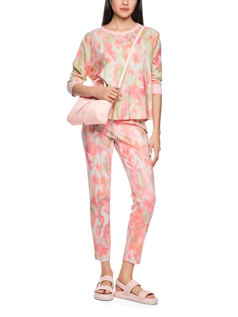 חולצה בגזרה רחבה ונינוחה, מבד ויסקוזה רך בהדפס צבעוני. שרוולים באורך 3/4, וצווארון עגול, בגימור מנג'טים ארוגים בדוגמת פסים.הרכב: 85% ויסקוזה, 15% פוליאמידהדוגמנית בגובה 1.79 ולובשת מידה 3 של מארק קיין