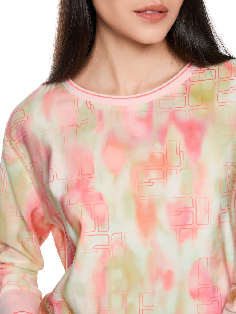 חולצה בגזרה רחבה ונינוחה, מבד ויסקוזה רך בהדפס צבעוני. שרוולים באורך 3/4, וצווארון עגול, בגימור מנג'טים ארוגים בדוגמת פסים.הרכב: 85% ויסקוזה, 15% פוליאמידהדוגמנית בגובה 1.79 ולובשת מידה 3 של מארק קיין