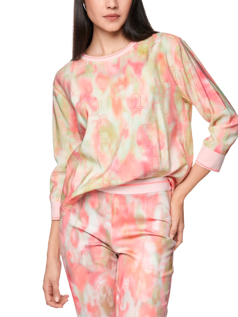 חולצה בגזרה רחבה ונינוחה, מבד ויסקוזה רך בהדפס צבעוני. שרוולים באורך 3/4, וצווארון עגול, בגימור מנג'טים ארוגים בדוגמת פסים.הרכב: 85% ויסקוזה, 15% פוליאמידהדוגמנית בגובה 1.79 ולובשת מידה 3 של מארק קיין