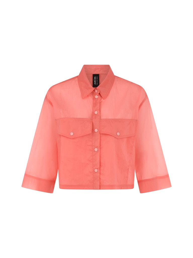 חולצה מכופתרת בגזרה רחבה ומשוחררת, ובאורך קרופ קצר, עשויה בד שקפקף וקליל במגע רך. לחולצה שרוולים רחבים באורך 3/4, שני כיסים גדולים בחזית, צווארון קלאסי, וסגירה לכל האורך באמצעות תיקתקים. מושלמת ללבישה גם כעליונית דקה.הרכב: 100% כותנה אורגניתהדוגמנית בגובה 1.79 ולובשת מידה 3 של מארק קיין