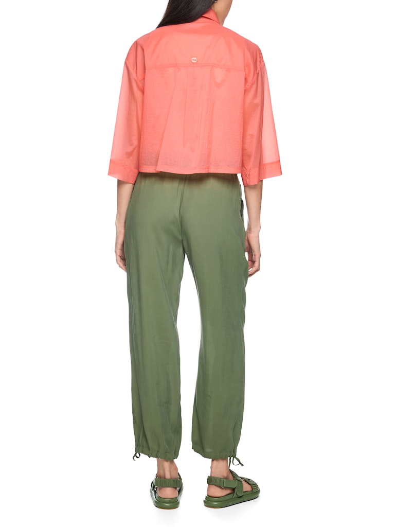 חולצה מכופתרת בגזרה רחבה ומשוחררת, ובאורך קרופ קצר, עשויה בד שקפקף וקליל במגע רך. לחולצה שרוולים רחבים באורך 3/4, שני כיסים גדולים בחזית, צווארון קלאסי, וסגירה לכל האורך באמצעות תיקתקים. מושלמת ללבישה גם כעליונית דקה.הרכב: 100% כותנה אורגניתהדוגמנית בגובה 1.79 ולובשת מידה 3 של מארק קיין