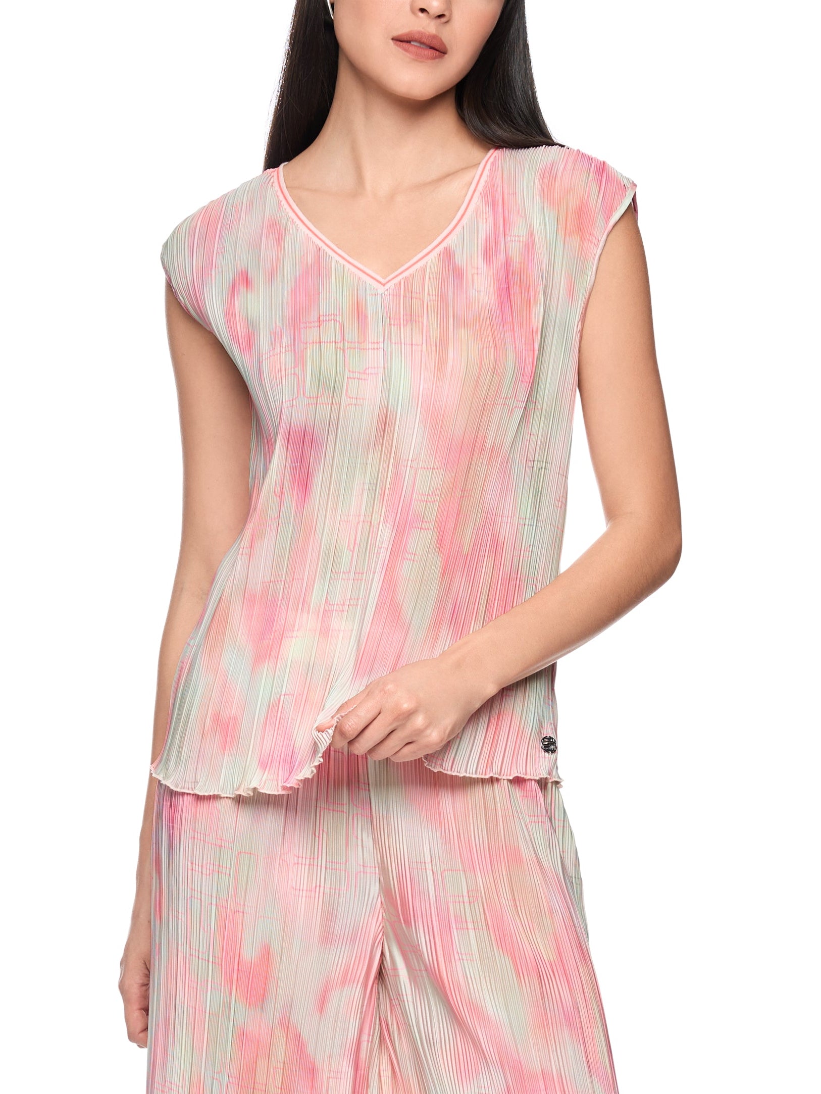 חולצה ללא שרוולים בגזרה רחבה ונינוחה, מבד קליל וזורם בטקסטורת קפלים עדינה, עם הדפס צבעוני וצווארון וי.הרכב: 100% פוליאסטרהדוגמנית בגובה 1.79 ולובשת מידה 3 של מארק קיין