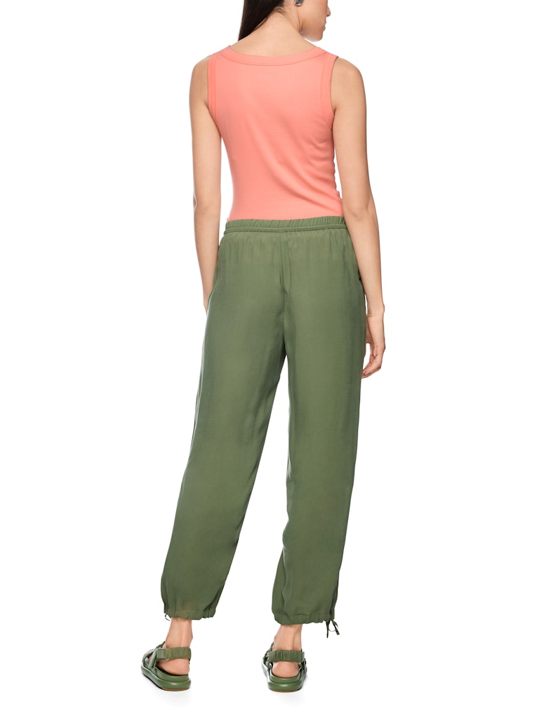 גופייה מבד כותנה רך וגמיש, ארוג בטקסטורת פסי ריב דקים. גזרה צמודה לגוף, עם צווארון עגול במפתח עמוק, וכתפיות רחבות.הרכב: 94% כותנה, 6% אלסטןהדוגמנית בגובה 1.79 ולובשת מידה 3 של מארק קיין