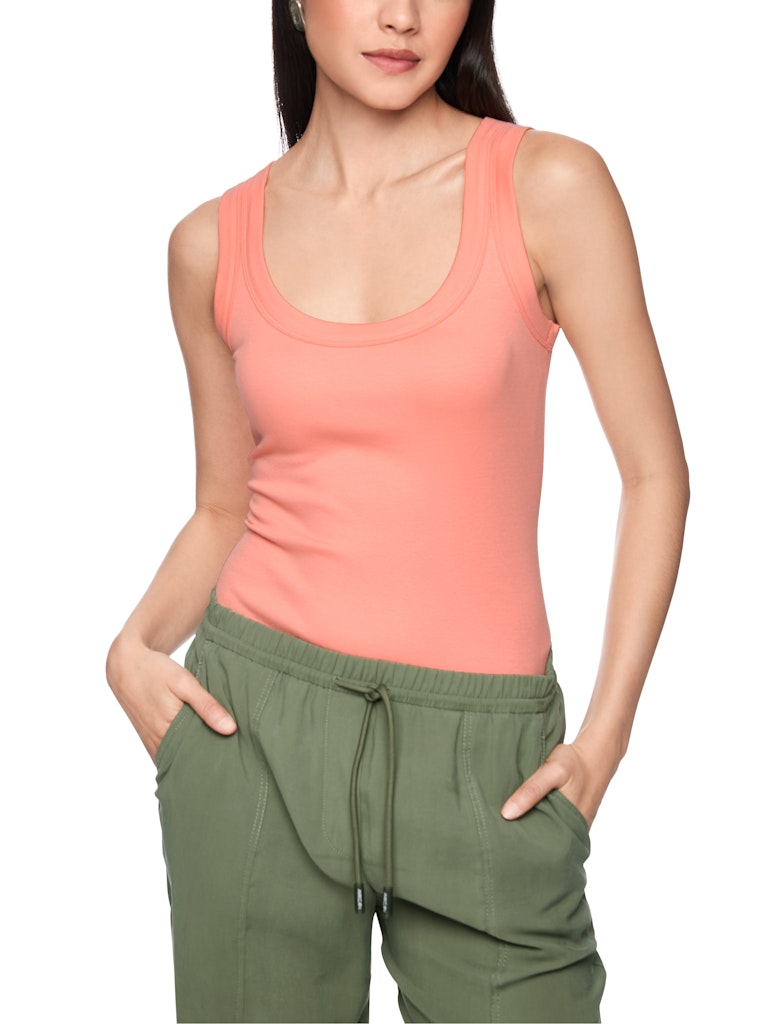 גופייה מבד כותנה רך וגמיש, ארוג בטקסטורת פסי ריב דקים. גזרה צמודה לגוף, עם צווארון עגול במפתח עמוק, וכתפיות רחבות.הרכב: 94% כותנה, 6% אלסטןהדוגמנית בגובה 1.79 ולובשת מידה 3 של מארק קיין