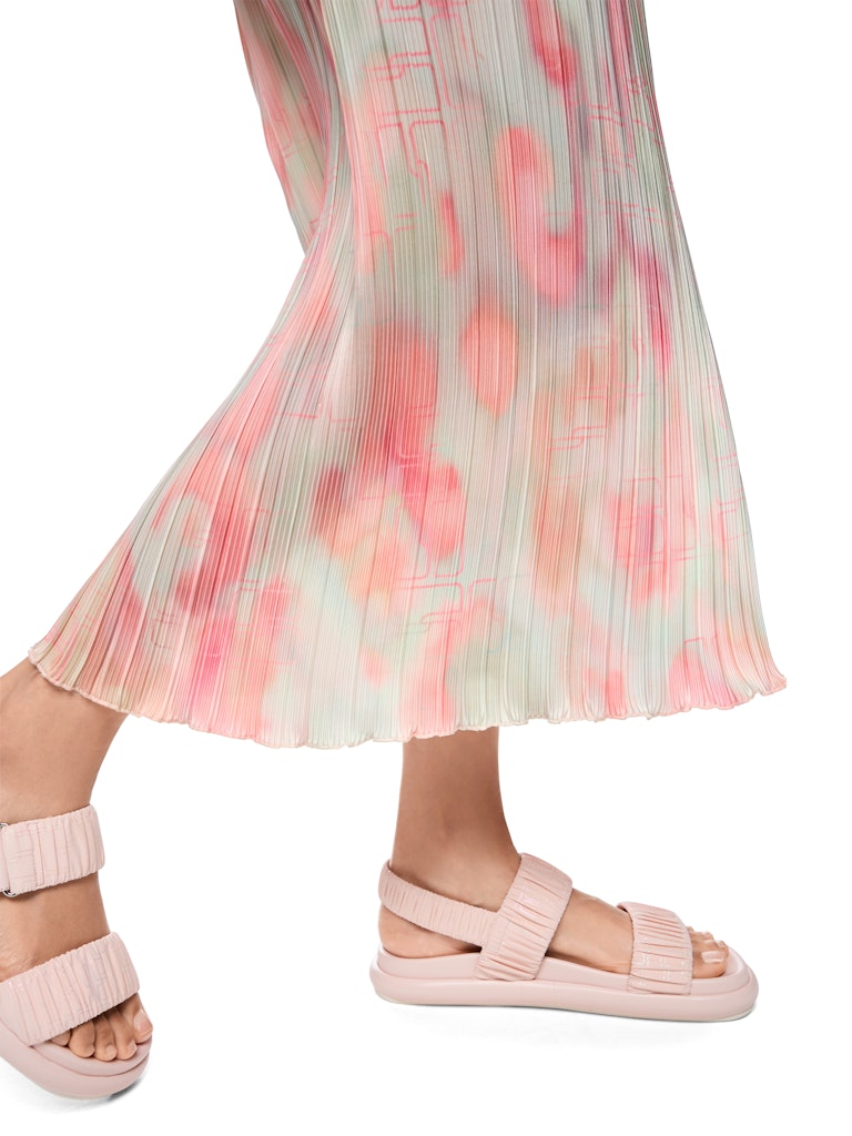 חצאית מידי בגזרה רחבה ונינוחה, מבד קליל וזורם בטקסטורת קפלים עדינה, עם הדפס צבעוני, וחגורת מותן אלסטית.הרכב: 100% פוליאסטרהדוגמנית בגובה 1.79 ולובשת מידה 3 של מארק קיין