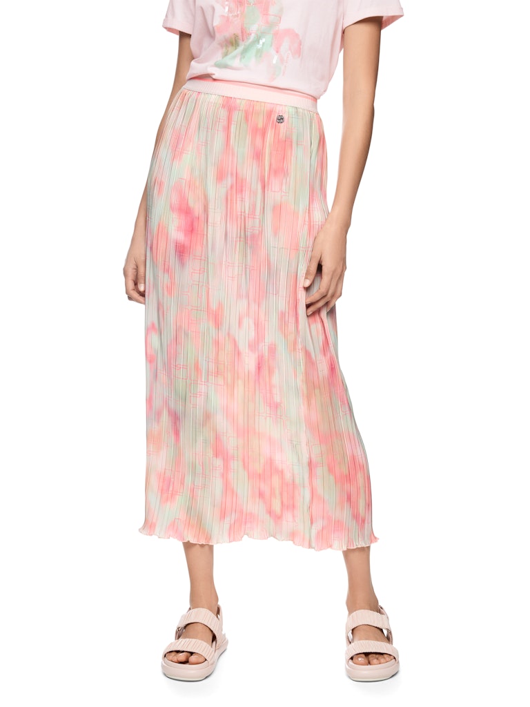 חצאית מידי בגזרה רחבה ונינוחה, מבד קליל וזורם בטקסטורת קפלים עדינה, עם הדפס צבעוני, וחגורת מותן אלסטית.הרכב: 100% פוליאסטרהדוגמנית בגובה 1.79 ולובשת מידה 3 של מארק קיין