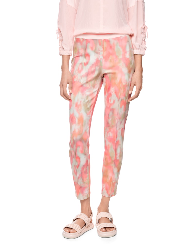 מכנסיים בגזרה צמודה לגוף, בעיצוב ספורטיבי, עשויים בד ג'רזי סקובה גמיש ונוח בהדפס צבעוני. מותן בגובה רגיל, עם רצועת גומי בדוגמת פסים, ותפרים מודגשים.הרכב: 91% פוליאסטר, 9% אלסטןהדוגמנית בגובה 1.79 ולובשת מידה 3 של מארק קיין