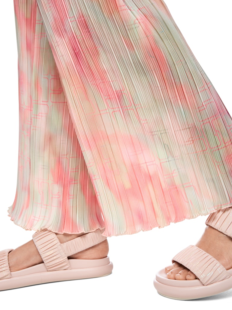 מכנסיים רחבים, מבד קליל וזורם בטקסטורת קפלים עדינה, עם הדפס צבעוני, וחגורת מותן אלסטית.הרכב: 100% פוליאסטרהדוגמנית בגובה 1.79 ולובשת מידה 3 של מארק קיין