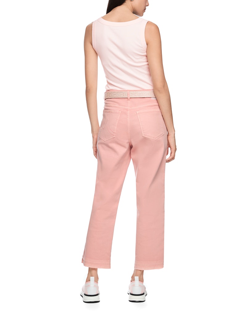 מכנסי ג'ינס בגזרת Straight Leg, נשית ונוחה, גובה מותן סטנדרטי, ומכפלת בגובה הקרסול. המכנסיים עשויים בד כותנה רך ואלסטי, עם עיצוב 5 כיסים קלאסי, לולאות לחגורה, וסגירה באמצעות רוכסן וכפתור.הרכב: 98% כותנה, 2% אלסטןהדוגמנית בגובה 1.79 ולובשת מידה 3 של מארק קיין