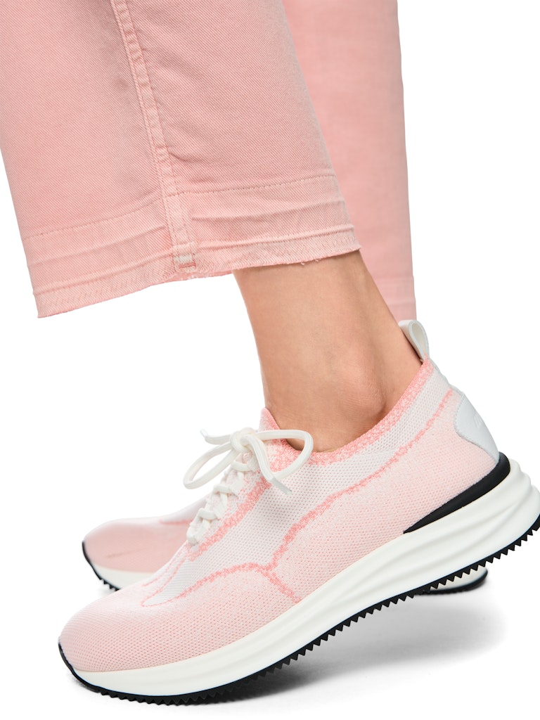 מכנסי ג'ינס בגזרת Straight Leg, נשית ונוחה, גובה מותן סטנדרטי, ומכפלת בגובה הקרסול. המכנסיים עשויים בד כותנה רך ואלסטי, עם עיצוב 5 כיסים קלאסי, לולאות לחגורה, וסגירה באמצעות רוכסן וכפתור.הרכב: 98% כותנה, 2% אלסטןהדוגמנית בגובה 1.79 ולובשת מידה 3 של מארק קיין