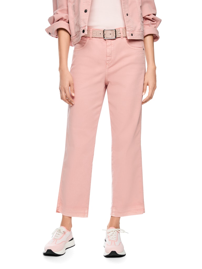 מכנסי ג'ינס בגזרת Straight Leg, נשית ונוחה, גובה מותן סטנדרטי, ומכפלת בגובה הקרסול. המכנסיים עשויים בד כותנה רך ואלסטי, עם עיצוב 5 כיסים קלאסי, לולאות לחגורה, וסגירה באמצעות רוכסן וכפתור.הרכב: 98% כותנה, 2% אלסטןהדוגמנית בגובה 1.79 ולובשת מידה 3 של מארק קיין