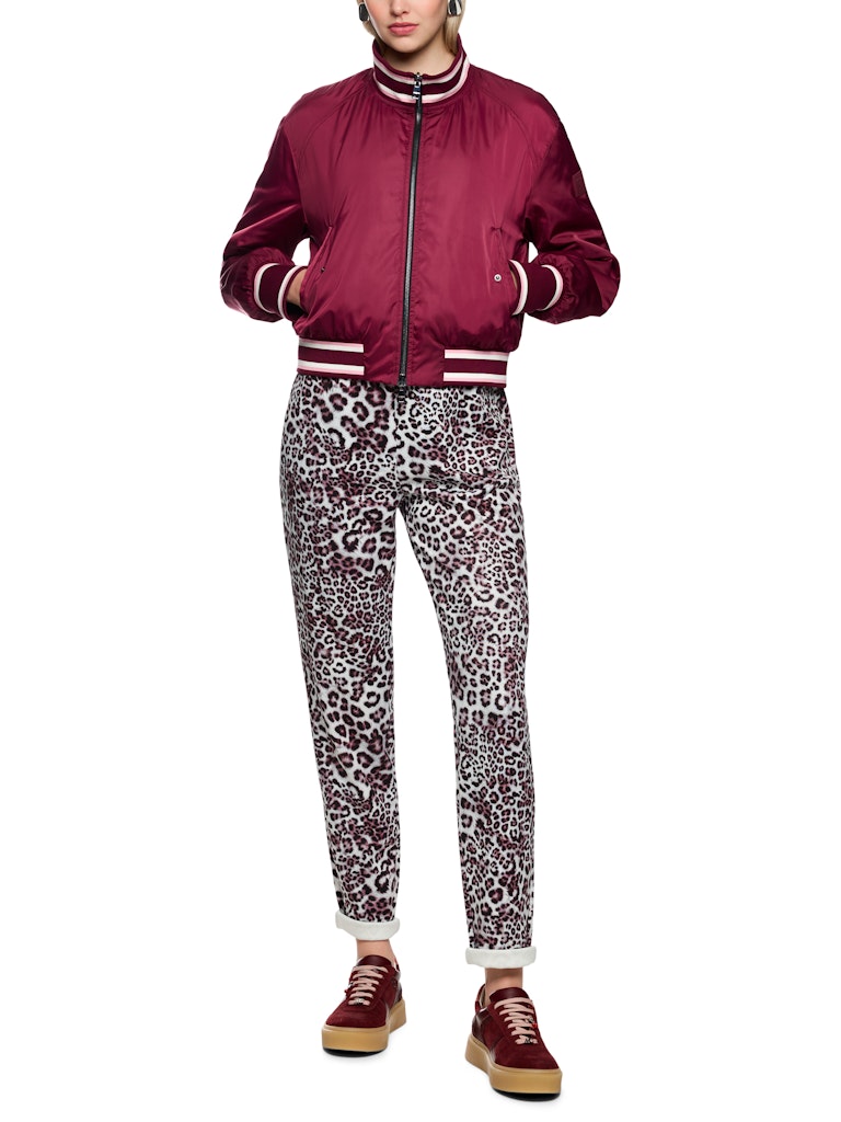 ז'קט דו צדדי רך ונעים עם ריפוד קל, בגזרת בומבר קלאסית, רחבה ובאורך המותן. סגנון ספורטיבי, עם צווארון גבוה, זוג כיסים צידיים, סגירת רוכסן דו כיווני, ובגימור מנג'טים סרוגים אלסטיים. צידו האחד של הז'קט בגוון בורדו, וצידו השני בהדפס מנומר.הרכב: 100% פוליאסטרהדוגמנית בגובה 1.79 ולובשת מידה 3 של מארק קיין