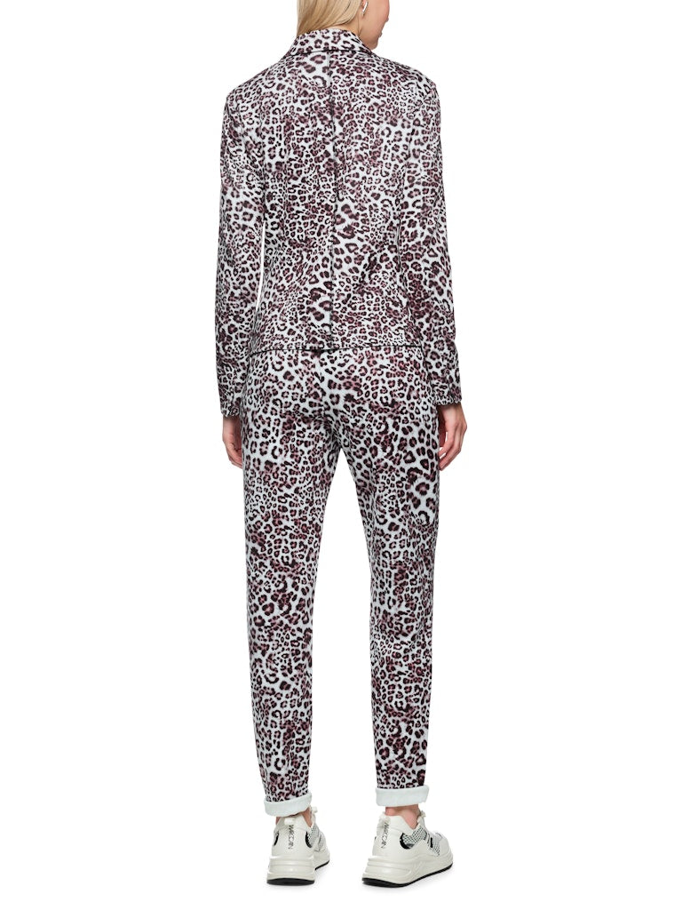 בלייזר בגזרה קלאסית וישרה, עשוי בד ג'רזי סקובה גמיש ונוח בהדפס מנומר. עם שרוולים ארוכים בסיומת שסע הניתנים לקיפול, שני כיסים חזיתיים, צווארון דש, וסגירה באמצעות 2 כפתורים.הרכב: 47% פוליאסטר, 47% ויסקוזה, 6% אלסטןהדוגמנית בגובה 1.79 ולובשת מידה 3 של מארק קיין