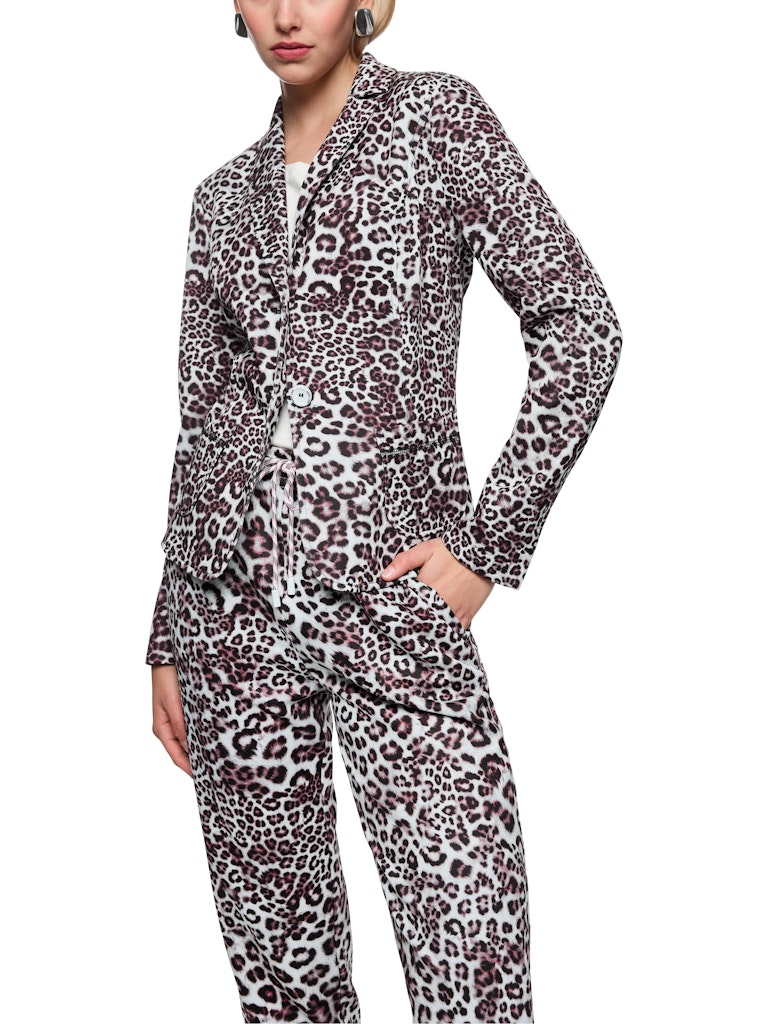 בלייזר בגזרה קלאסית וישרה, עשוי בד ג'רזי סקובה גמיש ונוח בהדפס מנומר. עם שרוולים ארוכים בסיומת שסע הניתנים לקיפול, שני כיסים חזיתיים, צווארון דש, וסגירה באמצעות 2 כפתורים.הרכב: 47% פוליאסטר, 47% ויסקוזה, 6% אלסטןהדוגמנית בגובה 1.79 ולובשת מידה 3 של מארק קיין