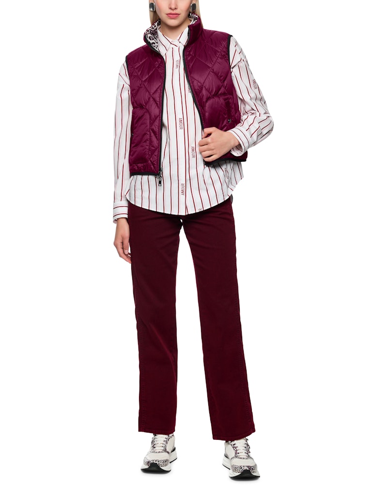 וסט קווילט דו צדדי מרופד ומחמם, צידו האחד של הוסט בגוון בורדו, וצידו השני בהדפס מנומר. עם צווארון גבוה, שני כיסים צידיים נסגרים, וסגירת רוכסן דו כיווני.הרכב: 100% פוליאסטר ממוחזרהדוגמנית בגובה 1.79 ולובשת מידה 3 של מארק קיין