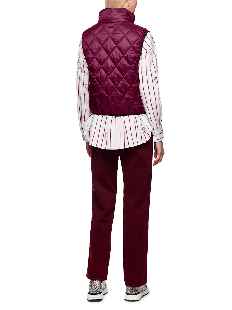 וסט קווילט דו צדדי מרופד ומחמם, צידו האחד של הוסט בגוון בורדו, וצידו השני בהדפס מנומר. עם צווארון גבוה, שני כיסים צידיים נסגרים, וסגירת רוכסן דו כיווני.הרכב: 100% פוליאסטר ממוחזרהדוגמנית בגובה 1.79 ולובשת מידה 3 של מארק קיין