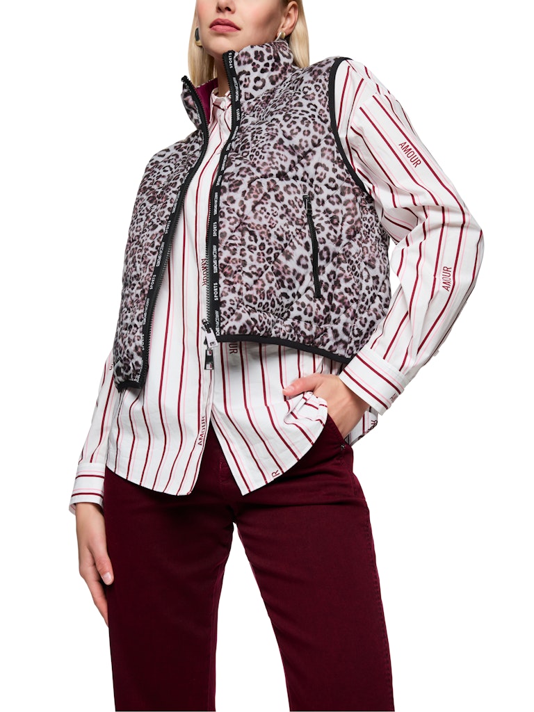 וסט קווילט דו צדדי מרופד ומחמם, צידו האחד של הוסט בגוון בורדו, וצידו השני בהדפס מנומר. עם צווארון גבוה, שני כיסים צידיים נסגרים, וסגירת רוכסן דו כיווני.הרכב: 100% פוליאסטר ממוחזרהדוגמנית בגובה 1.79 ולובשת מידה 3 של מארק קיין