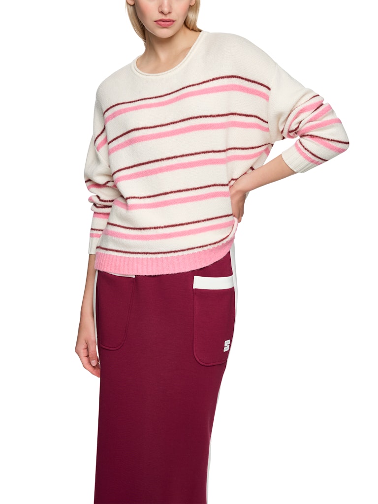 סוודר עם דוגמת פסים אופנתית בגזרה רחבה.סרוג מבד רך ונעים במיוחד, בשילוב צמר אלפקה וקשמיר.הרכב: 27% צמר אלפקה, 25% פוליאמיד, 21% צמר, 13% ויסקוזה, 9% קשמיר, 5% כותנה אורגניתהדוגמנית בגובה 1.79 ולובשת מידה 3 של מארק קיין