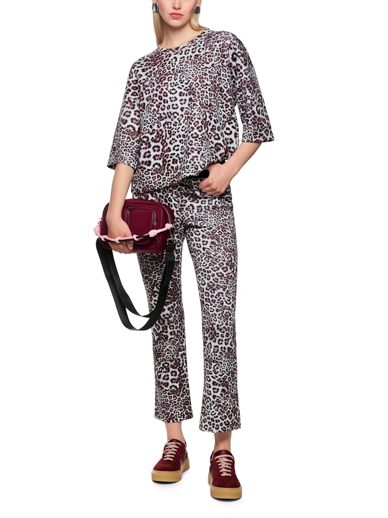 חולצת טישירט בגזרת אוברסייז, בעלת צללית מרובעת, מבד כותנה ג'רזי נעים ונוח, והדפס מנומר אופנתי. שרוולים רחבים באורך המרפק, וצווארון עגול.הרכב: 94% כותנה אורגנית, 6% אלסטןהדוגמנית בגובה 1.79 ולובשת מידה 3 של מארק קיין