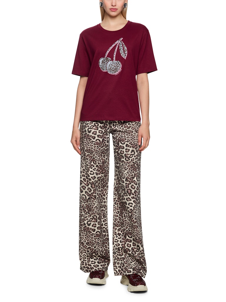 חולצת טישירט בגזרה ישרה ונינוחה, עם שרוולים קצרים וצווארון עגול, והדפס חזיתי של דובדבנים בדוגמה מנומרת.הרכב: 100% כותנה אורגניתהדוגמנית בגובה 1.79 ולובשת מידה 3 של מארק קיין 