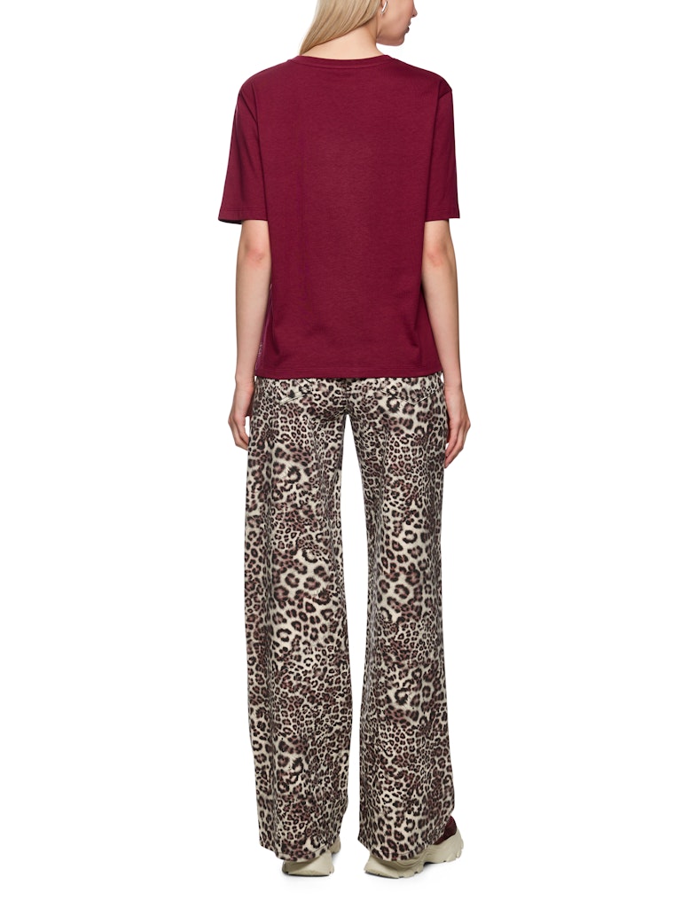 חולצת טישירט בגזרה ישרה ונינוחה, עם שרוולים קצרים וצווארון עגול, והדפס חזיתי של דובדבנים בדוגמה מנומרת.הרכב: 100% כותנה אורגניתהדוגמנית בגובה 1.79 ולובשת מידה 3 של מארק קיין 