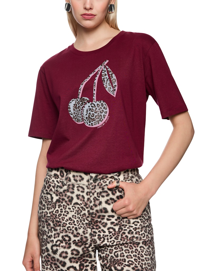 חולצת טישירט בגזרה ישרה ונינוחה, עם שרוולים קצרים וצווארון עגול, והדפס חזיתי של דובדבנים בדוגמה מנומרת.הרכב: 100% כותנה אורגניתהדוגמנית בגובה 1.79 ולובשת מידה 3 של מארק קיין 