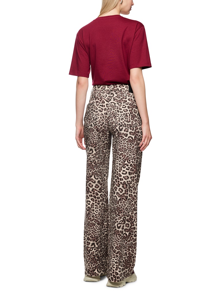 מכנסי ג'ינס בגזרת Wide Leg מתרחבת מאזור קו המותן ועד למכפלת, עם מותן גבוהה ורגל ארוכה.המכנסיים בהדפס מנומר, ובעיטור אבני חן שחורות במכפלת, עיצוב 5 כיסים קלאסי, לולאות לחגורה, וסגירה באמצעות רוכסן וכפתור.הרכב: 98% כותנה, 2% אלסטןהדוגמנית בגובה 1.79 ולובשת מידה 3 של מארק קיין