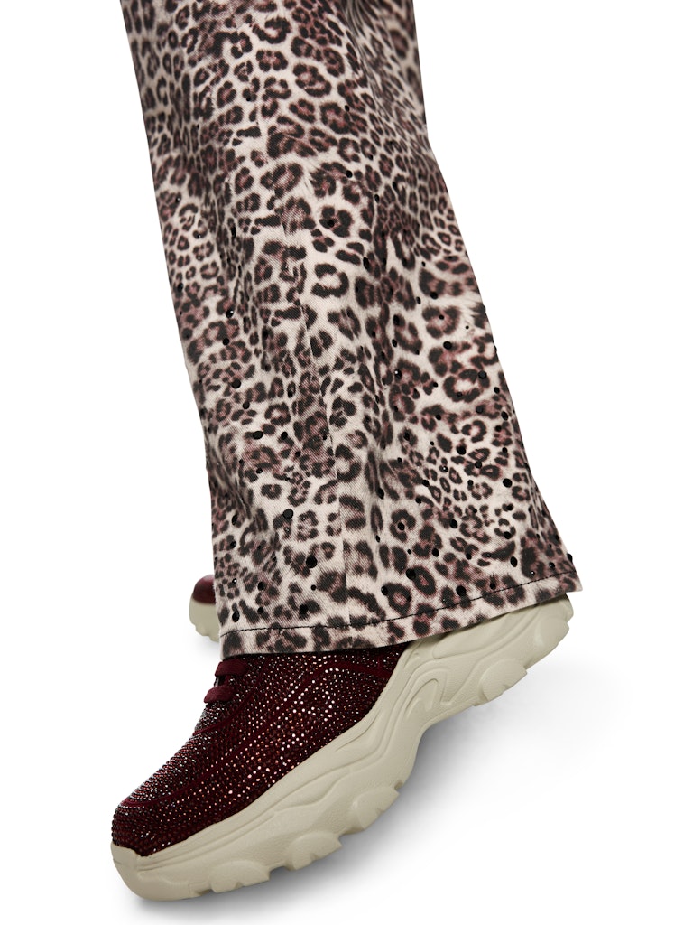 מכנסי ג'ינס בגזרת Wide Leg מתרחבת מאזור קו המותן ועד למכפלת, עם מותן גבוהה ורגל ארוכה.המכנסיים בהדפס מנומר, ובעיטור אבני חן שחורות במכפלת, עיצוב 5 כיסים קלאסי, לולאות לחגורה, וסגירה באמצעות רוכסן וכפתור.הרכב: 98% כותנה, 2% אלסטןהדוגמנית בגובה 1.79 ולובשת מידה 3 של מארק קיין