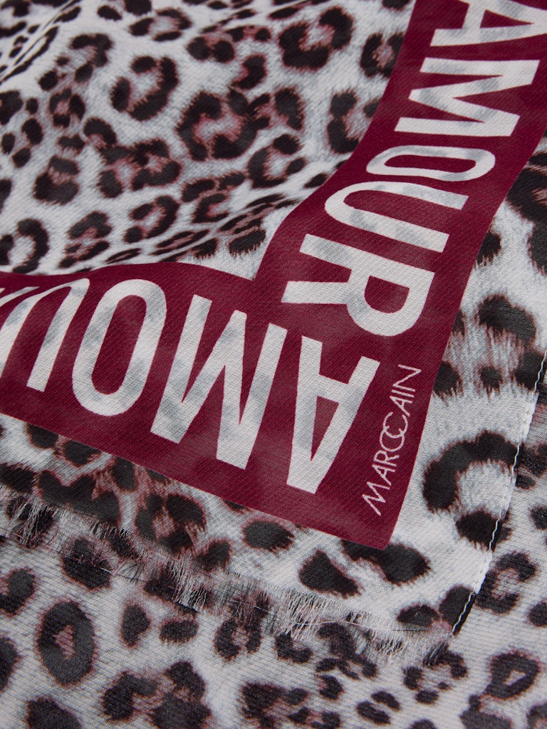 צעיף ארוך עשוי מתערובת כותנה-משי רכה, בהדפס דוגמה מנומרת וקצוות מעוטרים בפרנזים קצרים.מידות: אורך- 200 ס"מ, רוחב- 70 ס"מהרכב: 67% כותנה, 33% משי