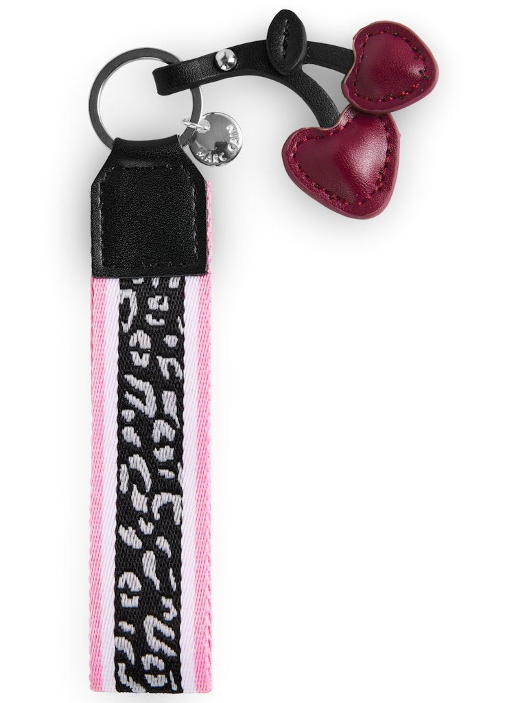 אביזר אופנתי לעיטור מחזיק המפתחות או התיק.רצועת בד בהדפס מנומר, טבעת עשויה מתכת, ותליון דובדבנים.הרכב: רצועה- 100% פוליאסטר, תליון - 100% פוליאוריטן