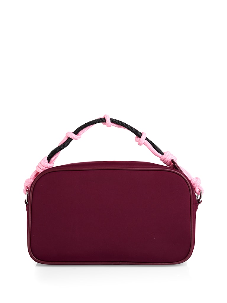 תיק בעיצוב מודרני עשוי בד ניאופרן עמיד, בצורה מלבנית. עם שני כיסים חיצוניים ורוכסנים, ידית אחיזה קלועה, ורצועת כתף נשלפת ומתכווננת. יכול לשמש גם כתיק יד קומפקטי.מידות: 33*9*27 ס"מהרכב: 100% ניאופרן, בטנה: 100% כותנה