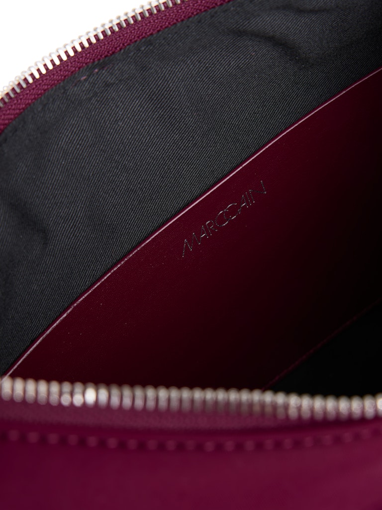 תיק בעיצוב מודרני עשוי בד ניאופרן עמיד, בצורה מלבנית. עם כיס חיצוני ורוכסנים, ידית אחיזה קלועה ועיטור תליון דובדבנים.מידות: 33*9*27 ס"מהרכב: 100% ניאופרן, בטנה: 100% כותנה