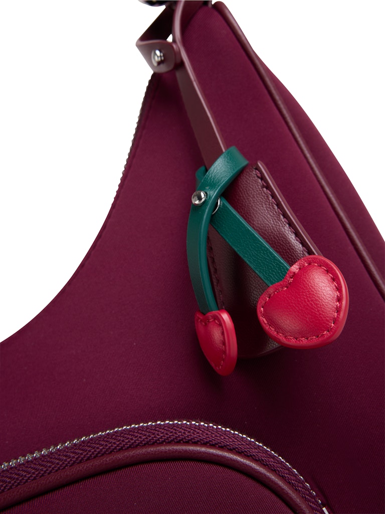 תיק בעיצוב מודרני עשוי בד ניאופרן עמיד, בצורה מלבנית. עם כיס חיצוני ורוכסנים, ידית אחיזה קלועה ועיטור תליון דובדבנים.מידות: 33*9*27 ס"מהרכב: 100% ניאופרן, בטנה: 100% כותנה