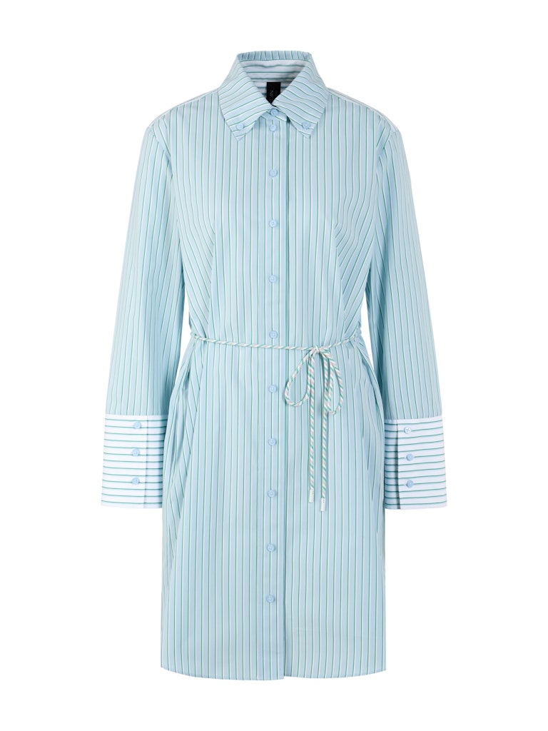 שמלת מיני בעיצוב קז'ואל-מודרני, בסגנון חולצה מכופתרת בדוגמת פסי סיכה בגוון ירוק, עשויה כותנה טהורה ונעימה במיוחד. גזרה רחבה ונינוחה, עם שרוך קשירה במותן, שרוולים ארוכים בסיומת חפתים מכופתרים רחבים המאפשרים התאמת אורך אישית, כיסי צד, וצווארון קלאסי.הרכב: 100% כותנההדוגמנית בגובה 1.79 ולובשת מידה 3 של מארק קיין