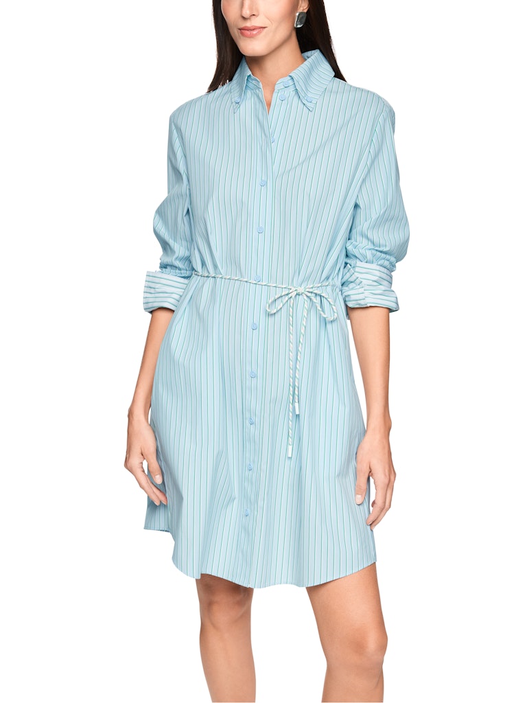 שמלת מיני בעיצוב קז'ואל-מודרני, בסגנון חולצה מכופתרת בדוגמת פסי סיכה בגוון ירוק, עשויה כותנה טהורה ונעימה במיוחד. גזרה רחבה ונינוחה, עם שרוך קשירה במותן, שרוולים ארוכים בסיומת חפתים מכופתרים רחבים המאפשרים התאמת אורך אישית, כיסי צד, וצווארון קלאסי.הרכב: 100% כותנההדוגמנית בגובה 1.79 ולובשת מידה 3 של מארק קיין