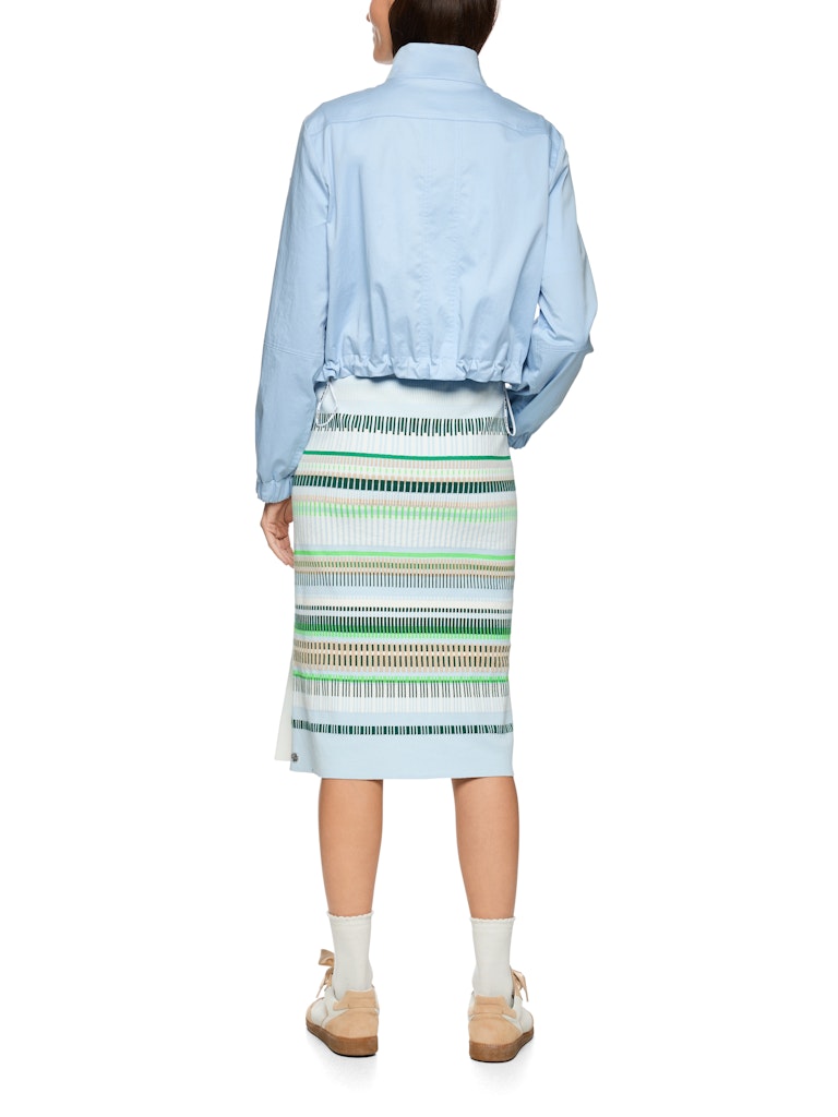 ז'קט באורך קצר, בעיצוב קז'ואל אופנתי, עשוי כותנה אלסטית נעימה ונוחה, עם בטנת רשת קלה. גזרה ישרה, עם שרוך גומי מתכווננן בגב להתאמה אישית באיזור המותניים. צווארון עומד, שרוולים ארוכים בסיומת חפתים אלסטיים, כיסי דש, וסגירה לכל האורך באמצעות תיקתקים.הרכב: 98% כותנה, 2% אלסטןהדוגמנית בגובה 1.79 ולובשת מידה 3 של מארק קיין