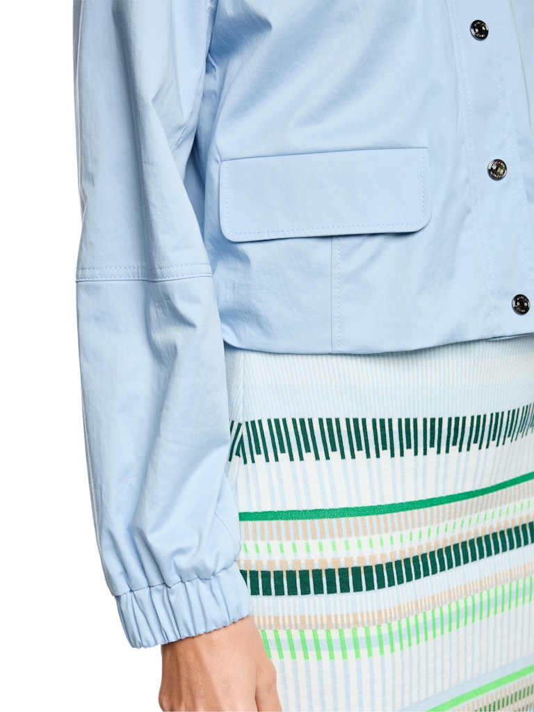 ז'קט באורך קצר, בעיצוב קז'ואל אופנתי, עשוי כותנה אלסטית נעימה ונוחה, עם בטנת רשת קלה. גזרה ישרה, עם שרוך גומי מתכווננן בגב להתאמה אישית באיזור המותניים. צווארון עומד, שרוולים ארוכים בסיומת חפתים אלסטיים, כיסי דש, וסגירה לכל האורך באמצעות תיקתקים.הרכב: 98% כותנה, 2% אלסטןהדוגמנית בגובה 1.79 ולובשת מידה 3 של מארק קיין