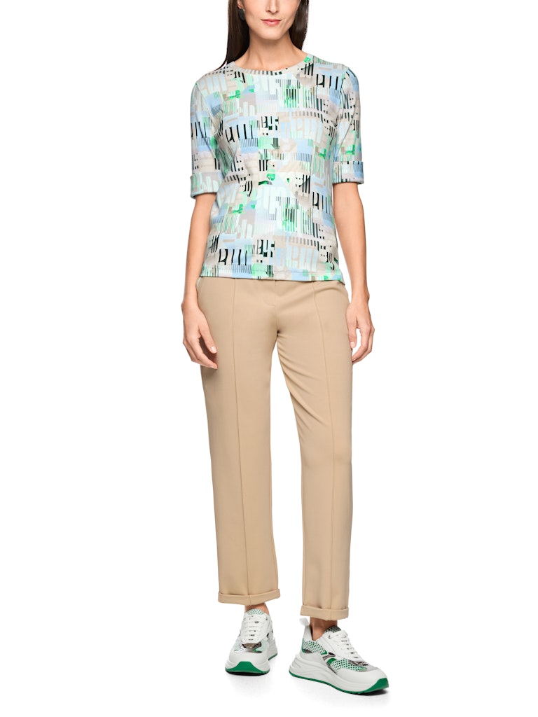 חולצת טישירט בגזרה צמודה לגוף, מבד כותנה ג'רזי נעים ונוח בטקסטורת פסי ריב והדפס צבעוני אופנתי. שרוולים באורך המרפק הניתנים לקיפול, וצווארון עגול.הרכב: 94% כותנה אורגנית, 6% אלסטןהדוגמנית בגובה 1.79 ולובשת מידה 3 של מארק קיין