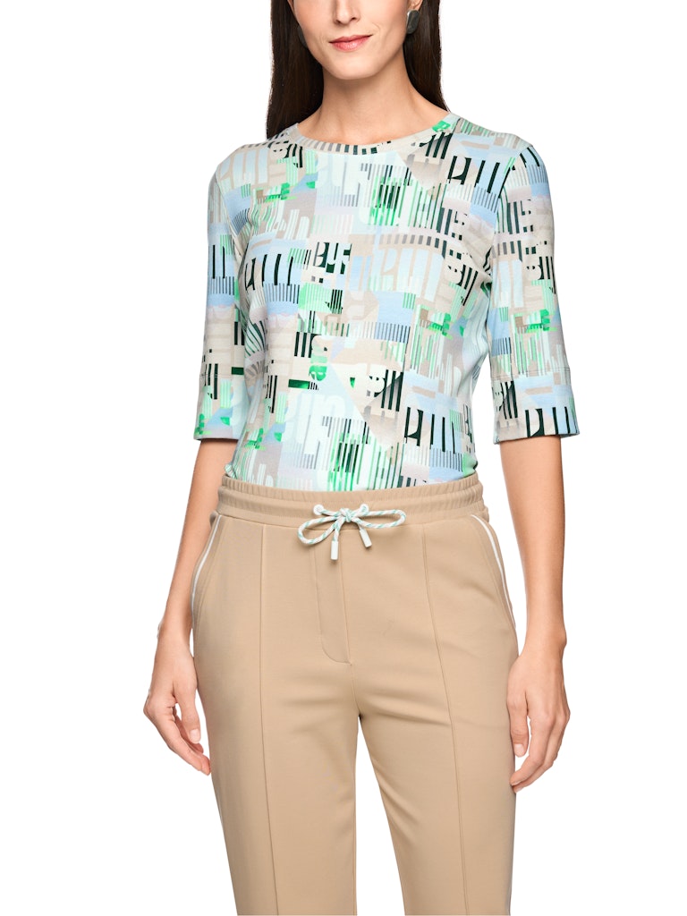 חולצת טישירט בגזרה צמודה לגוף, מבד כותנה ג'רזי נעים ונוח בטקסטורת פסי ריב והדפס צבעוני אופנתי. שרוולים באורך המרפק הניתנים לקיפול, וצווארון עגול.הרכב: 94% כותנה אורגנית, 6% אלסטןהדוגמנית בגובה 1.79 ולובשת מידה 3 של מארק קיין