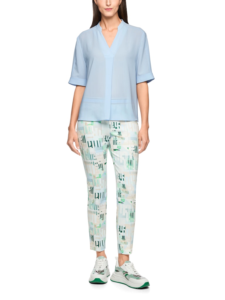 חולצה בגזרה רחבה, מבד קליל וזורם. עם שרוולים קצרים, וצווארון V עם קפל בתחתית המקנה לה צללית ייחודית. הרכב: 100% פוליאסטרהדוגמנית בגובה 1.79 ולובשת מידה 3 של מארק קיין