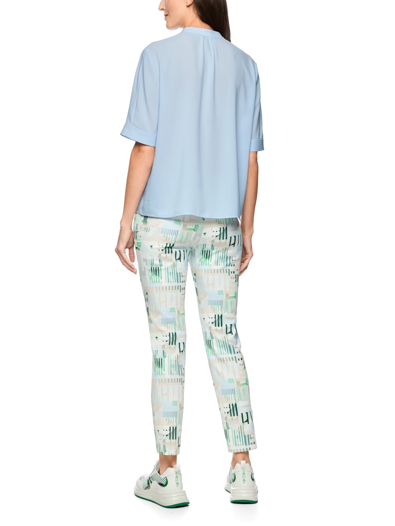 חולצה בגזרה רחבה, מבד קליל וזורם. עם שרוולים קצרים, וצווארון V עם קפל בתחתית המקנה לה צללית ייחודית. הרכב: 100% פוליאסטרהדוגמנית בגובה 1.79 ולובשת מידה 3 של מארק קיין