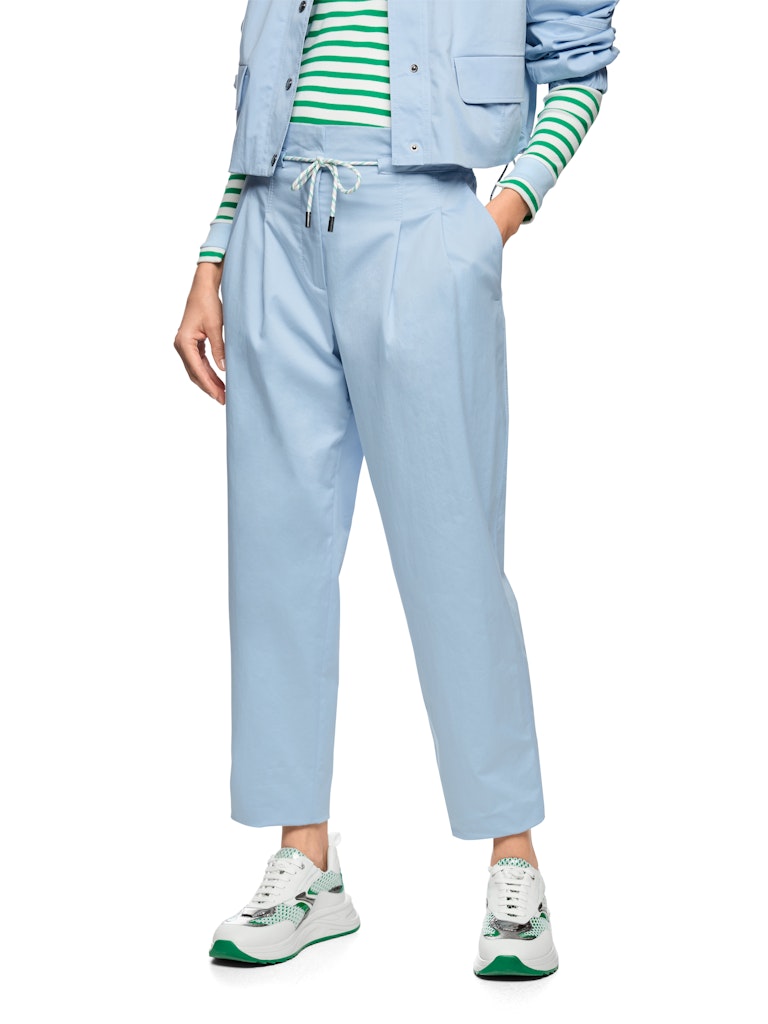 מכנסיים בגזרת Paperbag נשית ונוחה, עם מותן גבוהה ומכפלת בגובה הגרסול.עיצוב קז'ואל אופנתי, עם שרוך קשירה במותן, קפלים מודגשים בחזית, 2 כיסי צד, וסגירה באמצעות רוכסן וכפתור נסתר.הרכב: 98% כותנה, 2% אלסטןהדוגמנית בגובה 1.79 ולובשת מידה 3 של מארק קיין