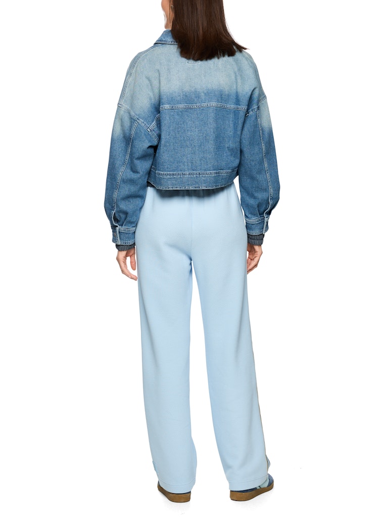 ז'קט ג'ינס באורך קצר ובגזרה נינוחה, בגוון כחול עם שטיפה ייחודית המעניקה לו מראה וינטג' אופנתי. עם צווארון קלאסי, שרוולים ארוכים בסיומת חפתים מכופתרים, כיסי פאץ' חזיתיים, וסגירה באמצעות רוכסן.הרכב: 99% כותנה, 1% אלסטןהדוגמנית בגובה 1.79 ולובשת מידה 3 של מארק קיין