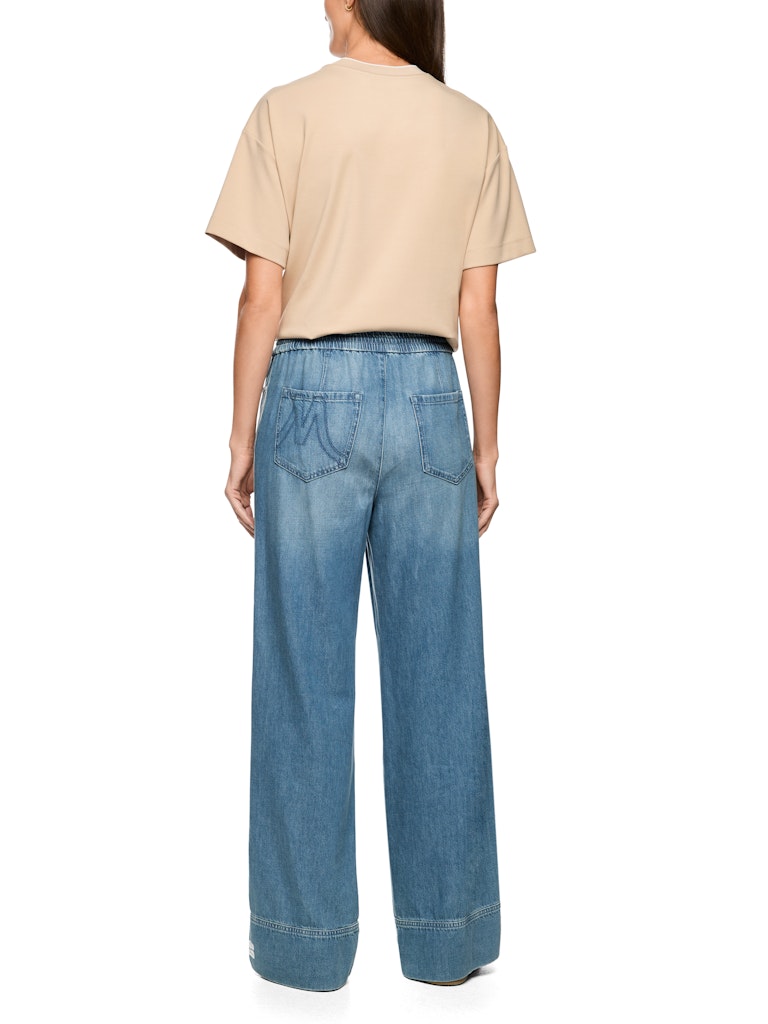 מכנסי ג'ינס בגזרת Wide Cut, רחבה ומשוחררת, עם מותן גבוהה, עשויים בד רך וזורם.המכנסיים בעיצוב ספורטיבי, עם רצועת מותן אלסטית ורחבה עם שרוך קשירה, תוספת דיטיילס של פס בד לאורך הרגל ורקמה על הכיס האחורי, 2 כיסים צידיים ו-2 כיסים אחוריים.הרכב: 64% כותנה, 36% ליוסלהדוגמנית בגובה 1.79 ולובשת מידה 3 של מארק קיין