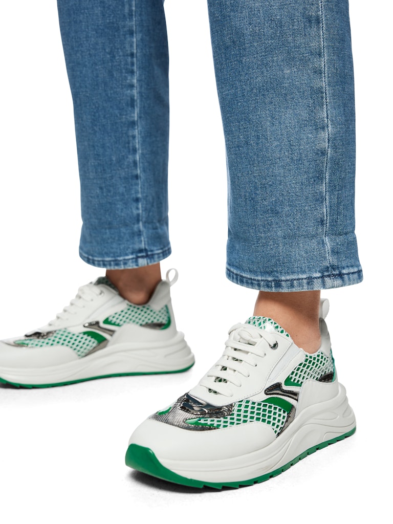 מכנסי ג'ינס בגזרת Straight Leg, גזרה ישרה המלווה את הרגל לכל אורכה, גובה מותן ואורך רגל רגילים. המכנסיים עשויים בד כותנה איכותי ואלסטי, בגוון כחול בהיר עם שטיפה עדינה. תוספת דיטייל של שרוך קשירה ספורטיבי במותן, 2 כיסים צידיים ו-2 כיסים אחוריים, לולאות לחגורה, וסגירה באמצעות רוכסן וכפתור.הרכב: 99% כותנה, 1% אלסטןהדוגמנית בגובה 1.79 ולובשת מידה 3 של מארק קיין