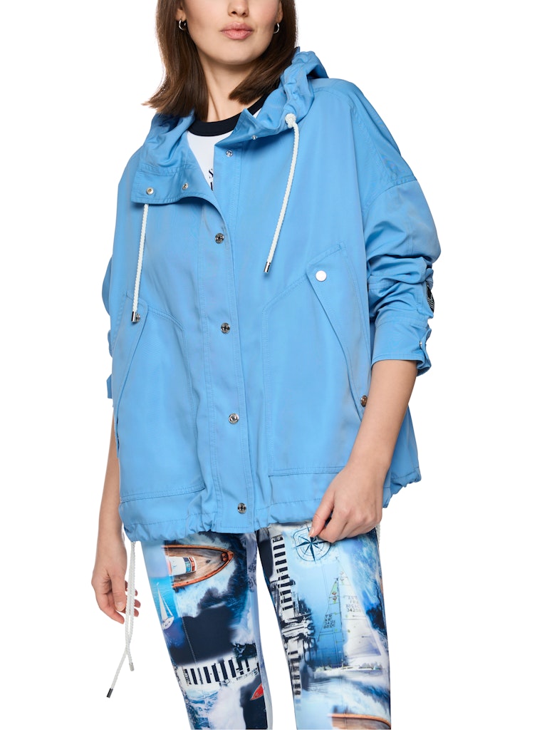 ז'קט בסגנון מעיל רוח ספורטיבי ואופנתי, עשוי חומר עמיד, גמיש וקל משקל. גזרה רחבה, עם כובע קפוצ'ון, זוג כיסי צד בסגירת תיקתקים, שרוולים ארוכים בסיומת חפתים, שרוכים במכפלת ובכובע להתאמת הרוחב, וסגירה באמצעות תיקתקים.הרכב: 100% פוליאסטרהדוגמנית בגובה 1.79 ולובשת מידה 3 של מארק קיין