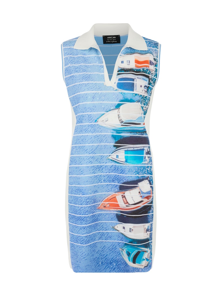 שמלת מיני בעיצוב ספורטיבי, עשויה סריג רך וקליל, בגוון תכלת עם פסים לבנים, והדפס ספינות בחלק הקדמי. גזרה צמודה לגוף, ללא שרוולים, עם צווארון פולו ומפתח צוואר וי.הרכב: 65% ליוסל, 35% פוליאסטרהדוגמנית בגובה 1.79 ולובשת מידה 3 של מארק קיין