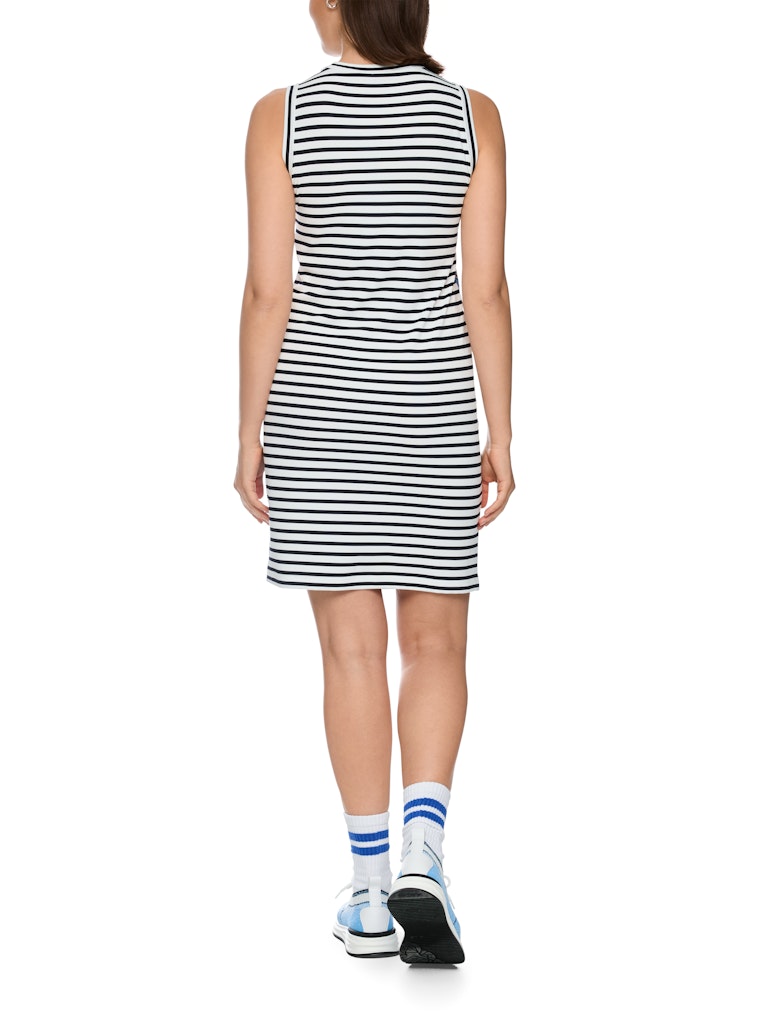 שמלת מיני בגזרה צמודה לגוף, מבד נעים ואלסטי בטקסטורת פסי ריב, המשלבת חלק קדמי בהדפס בדוגמת מוטיבים מעולם הספינות, וחלק אחורי בדוגמת פסים. עם צווארון עגול, וללא שרוולים.הרכב: 94% כותנה, 6% אלסטןהדוגמנית בגובה 1.79 ולובשת מידה 3 של מארק קיין 