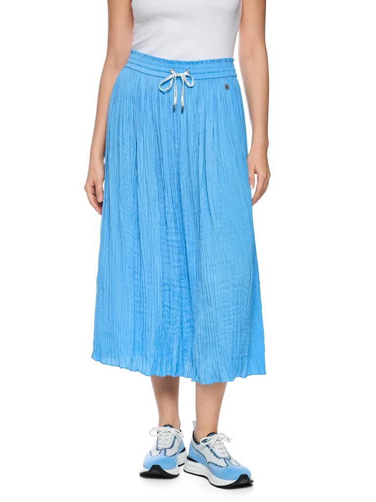 חצאית מידי בגזרה רחבה ונינוחה, מבד קליל וזורם בטקסטורת קפלים עדינה, וחגורת מותן אלסטית עם שרוך קשירה.הרכב: 100% פוליאסטר ממוחזרהדוגמנית בגובה 1.79 ולובשת מידה 3 של מארק קיין